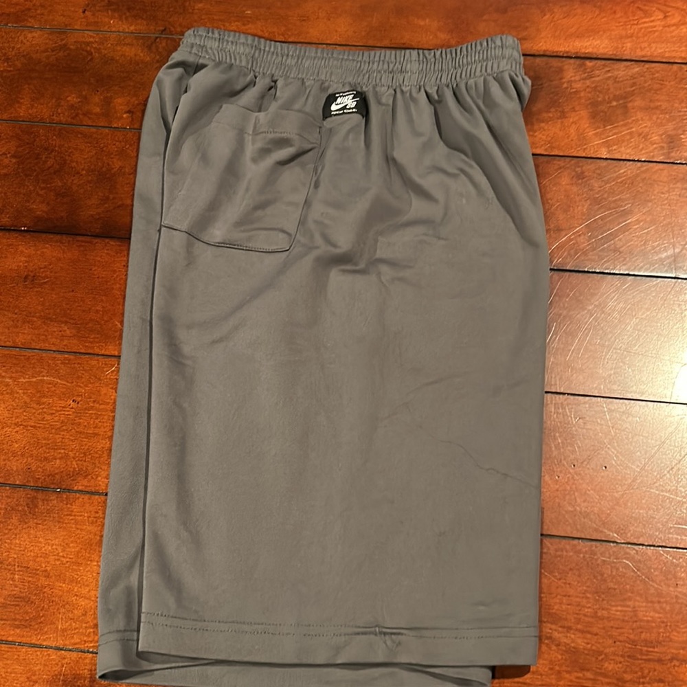 Nike Skateboard Grey & Black Shorts Size Large - Picture 7 of 10